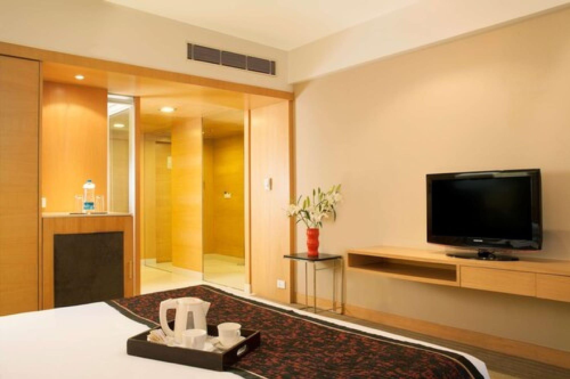 Radisson Blu Hotel Pune Kharadi Exterior photo A room at the hotel