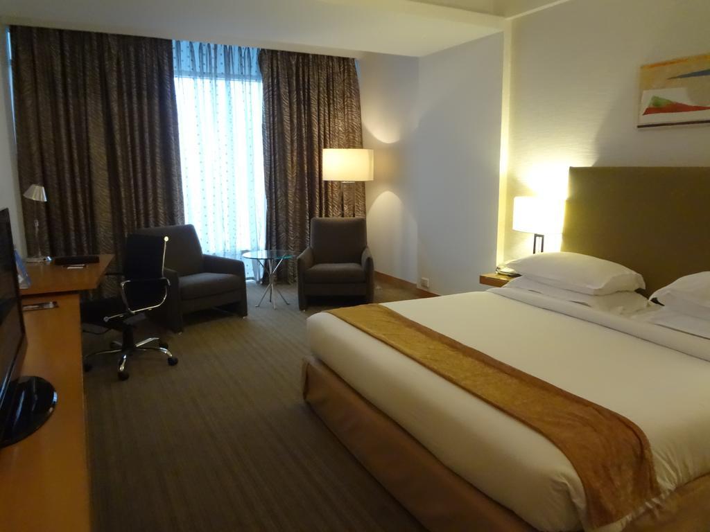 Radisson Blu Hotel Pune Kharadi Exterior photo A room at the hotel