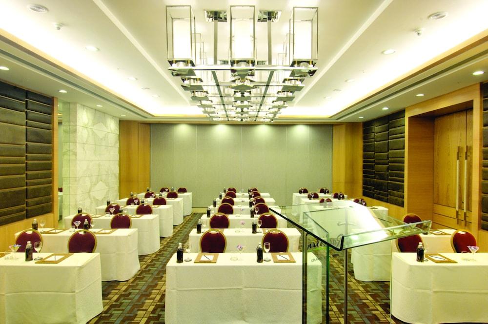 Radisson Blu Hotel Pune Kharadi Exterior photo Meeting room