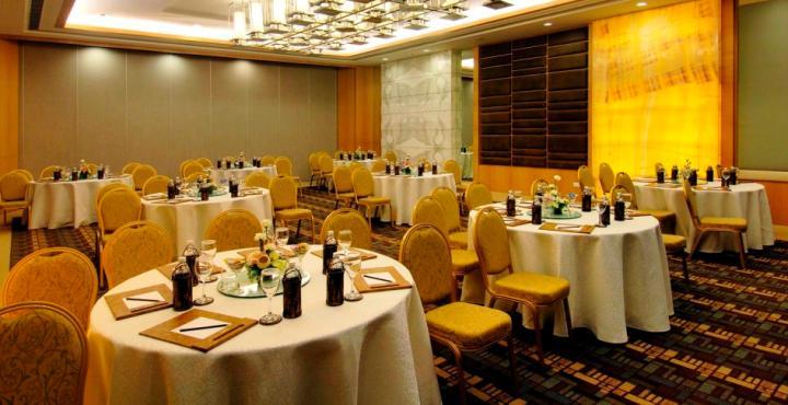 Radisson Blu Hotel Pune Kharadi Exterior photo A blind tasting in progress
