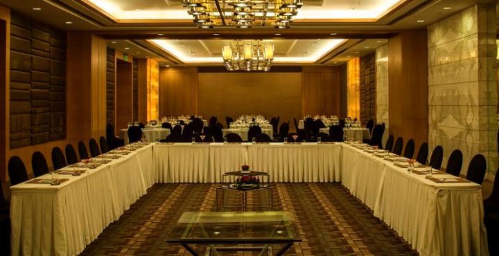 Radisson Blu Hotel Pune Kharadi Exterior photo The U-shaped table