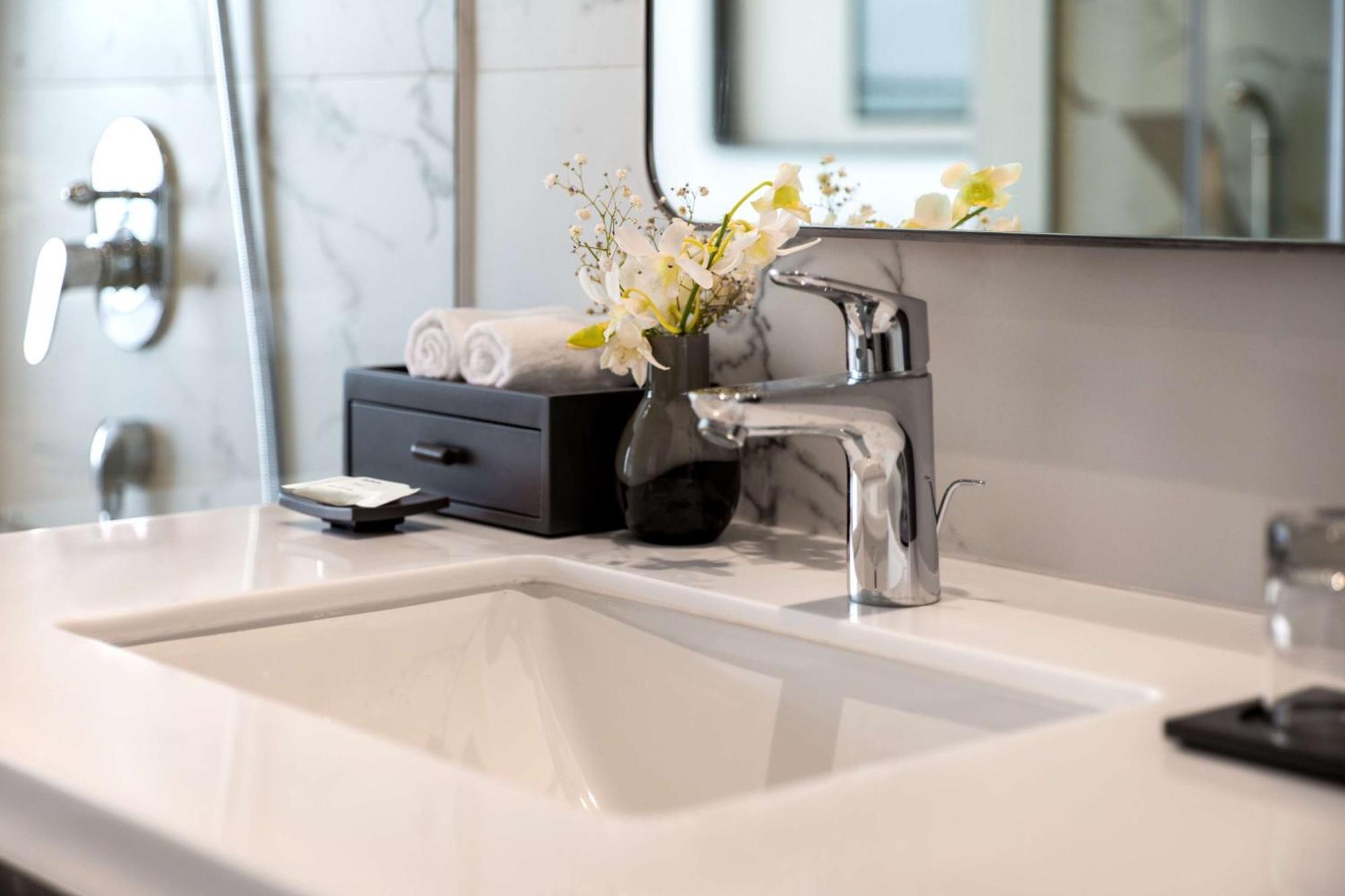 Radisson Blu Hotel Pune Kharadi Exterior photo Bathroom