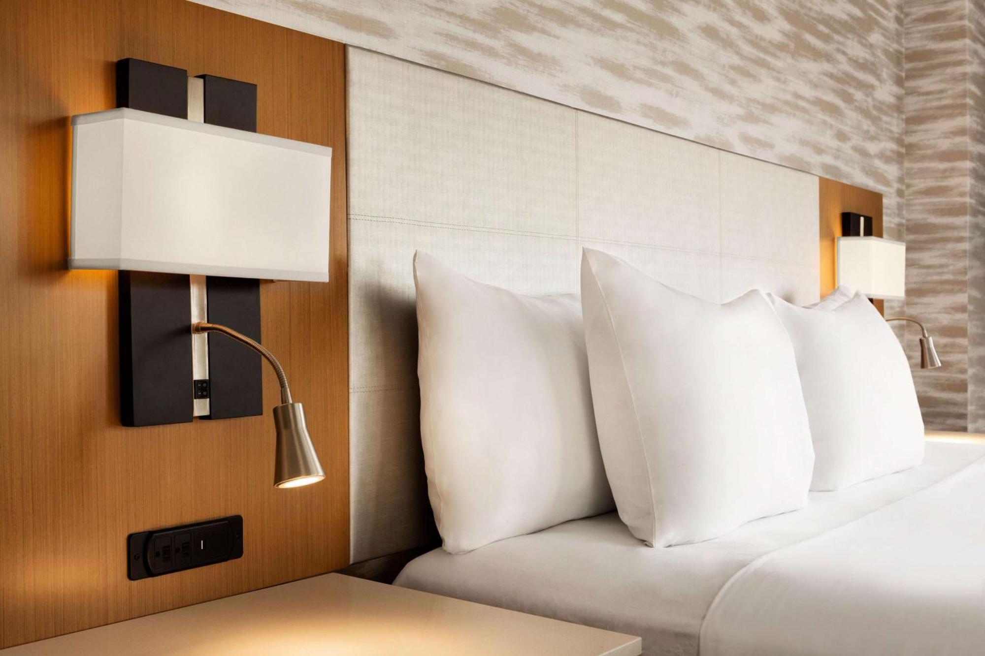 Radisson Blu Hotel Pune Kharadi Exterior photo A bed with a headboard