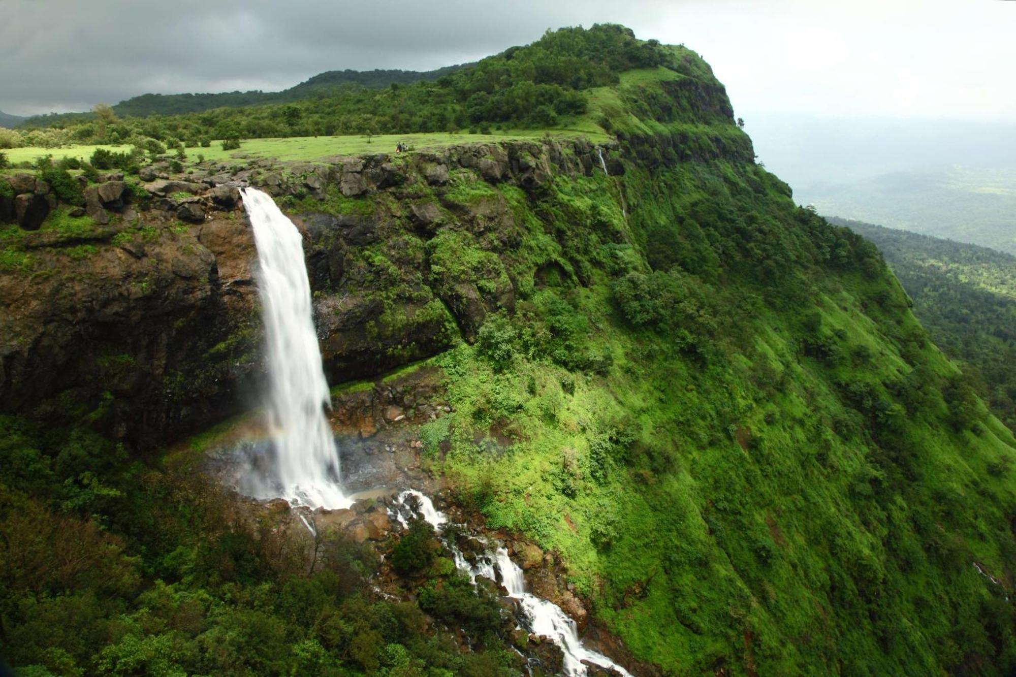 Radisson Blu Hotel Pune Kharadi Exterior photo The waterfall
