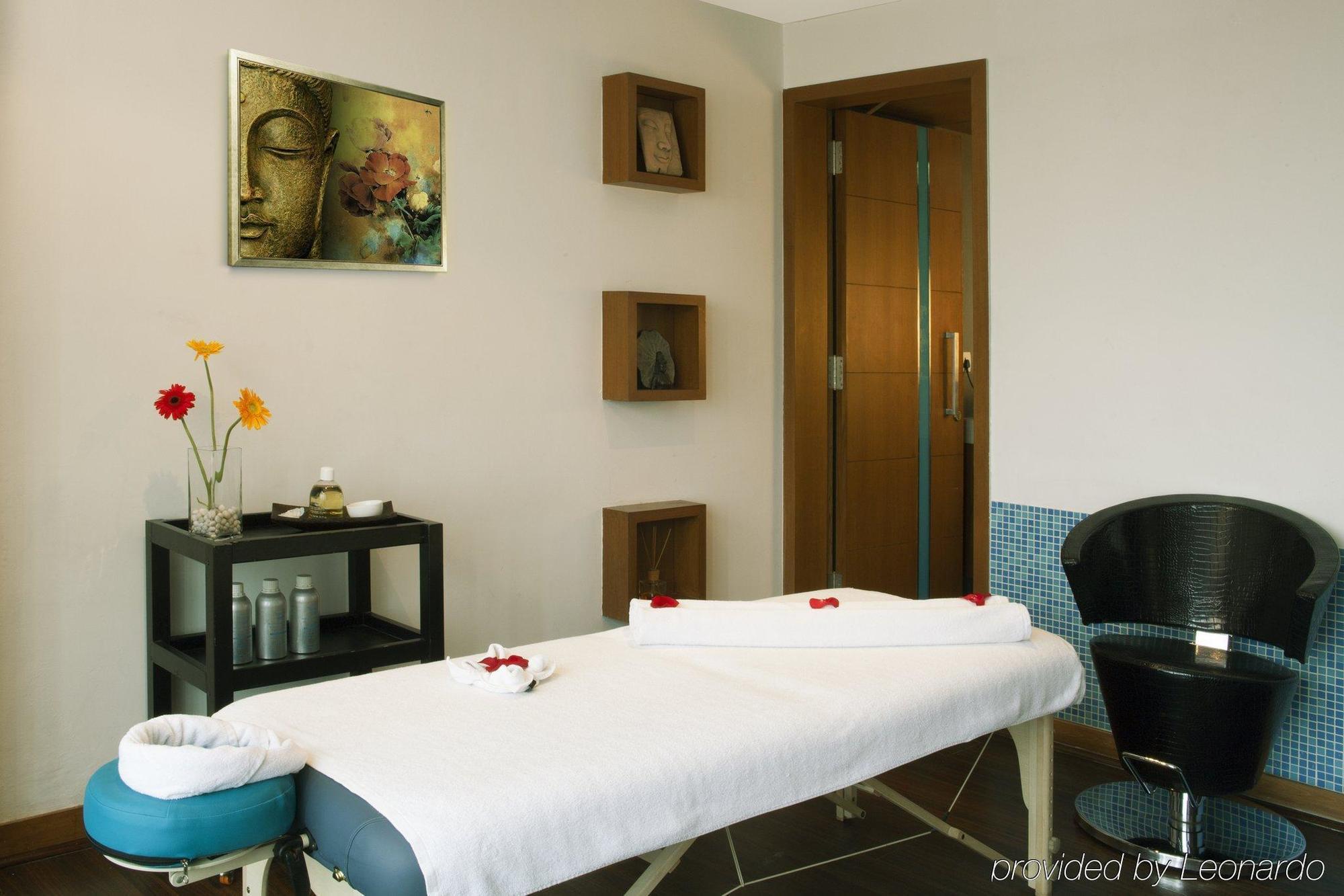Radisson Blu Hotel Pune Kharadi Exterior photo Massage table