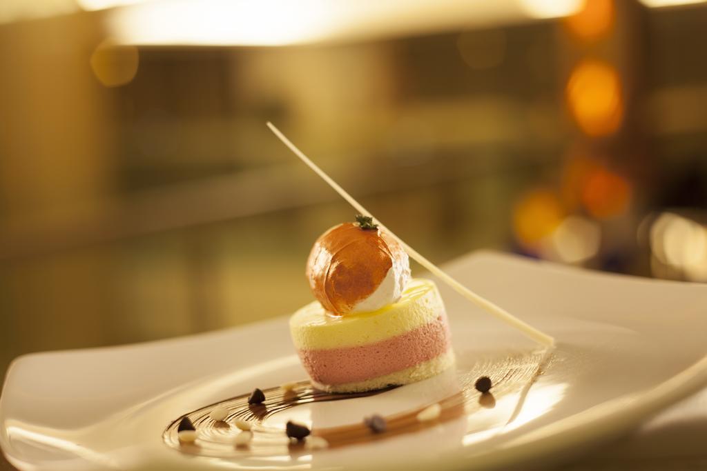 Radisson Blu Hotel Pune Kharadi Exterior photo A dessert
