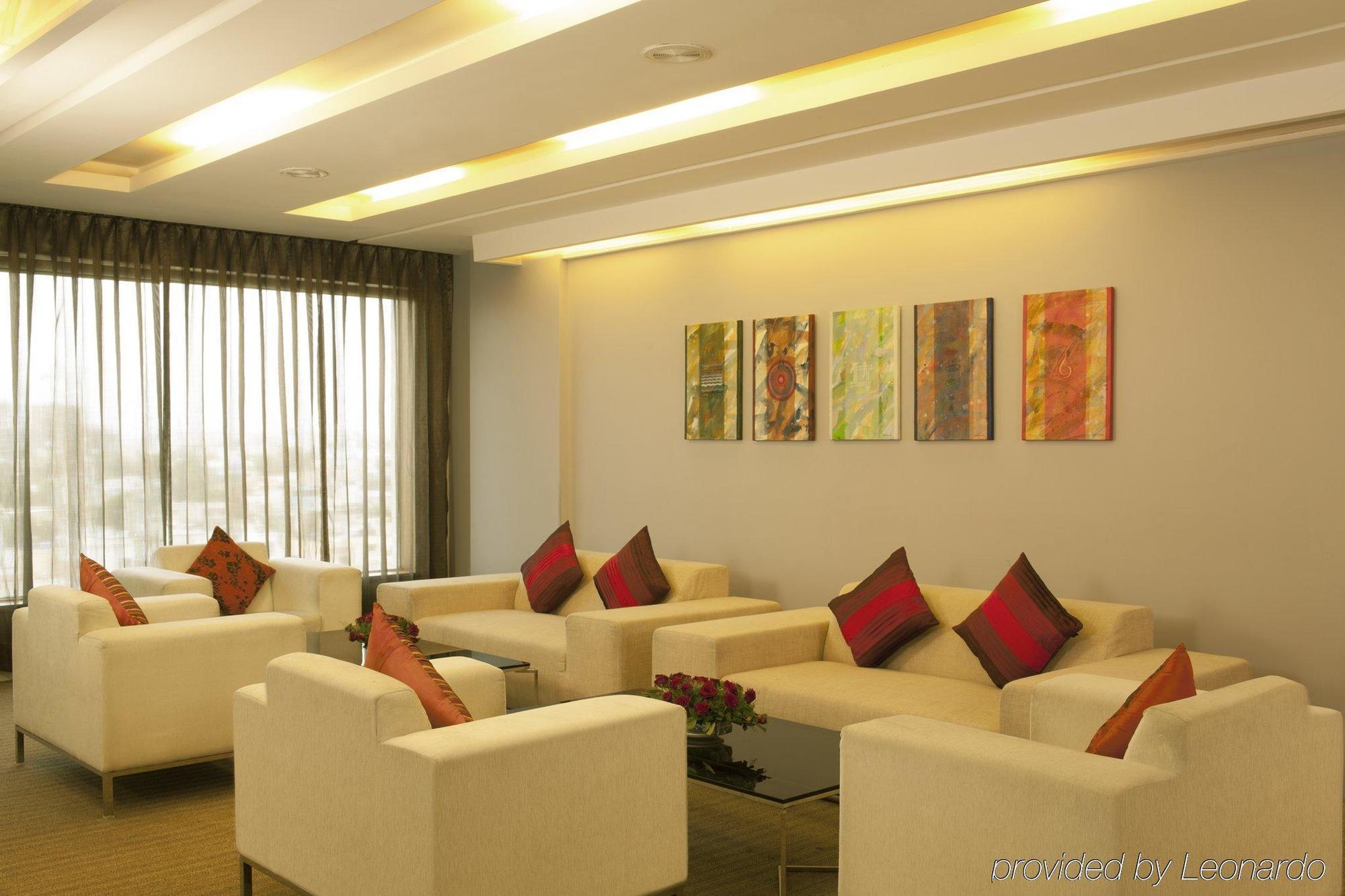 Radisson Blu Hotel Pune Kharadi Exterior photo A living room with a suspended ceiling