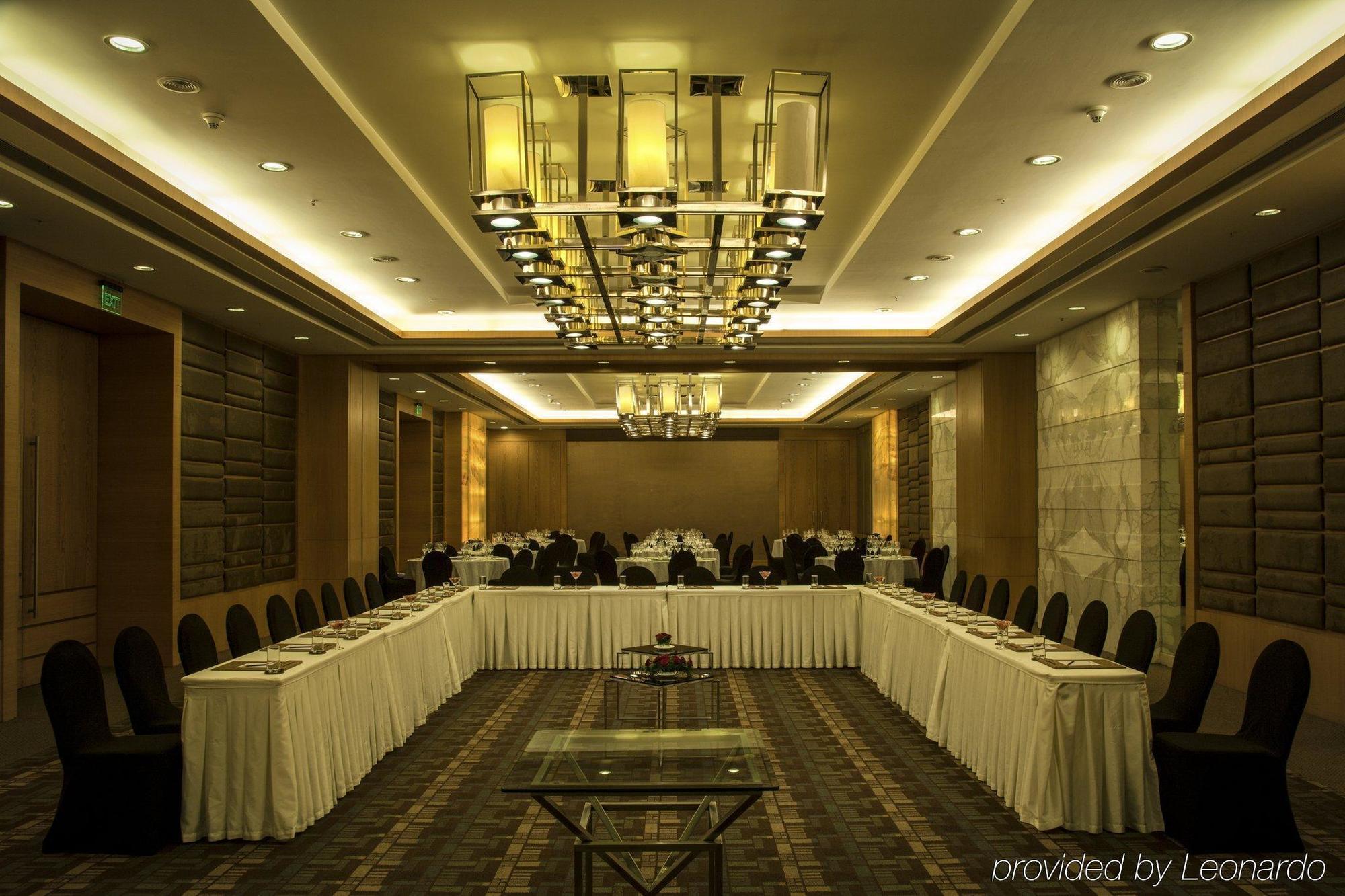 Radisson Blu Hotel Pune Kharadi Exterior photo The U-shaped table
